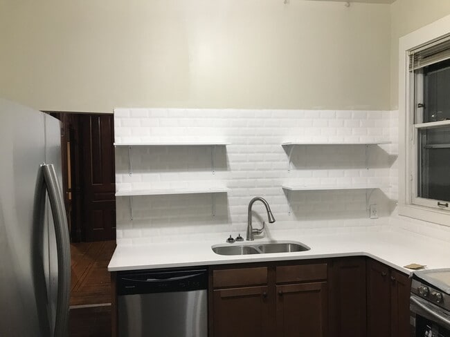 Building Photo - Beautiful 5 Bedroom 2 Bathroom Home in Sou...