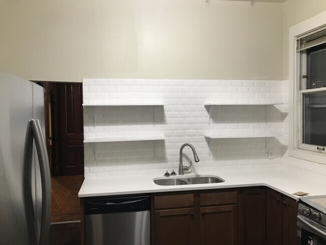 Primary Photo - Beautiful 5 Bedroom 2 Bathroom Home in Sou...