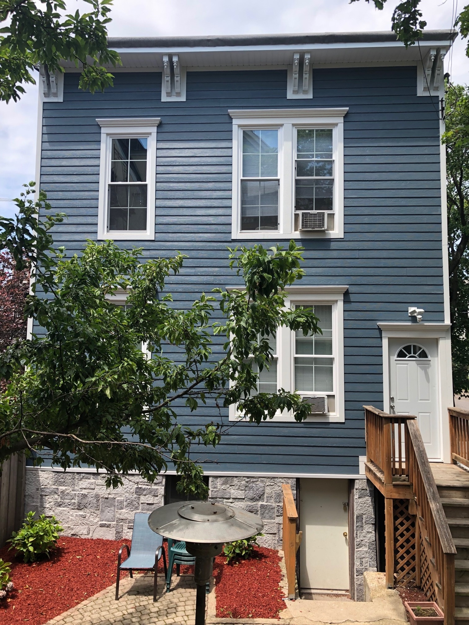 Building Photo - 702 W Schubert Ave