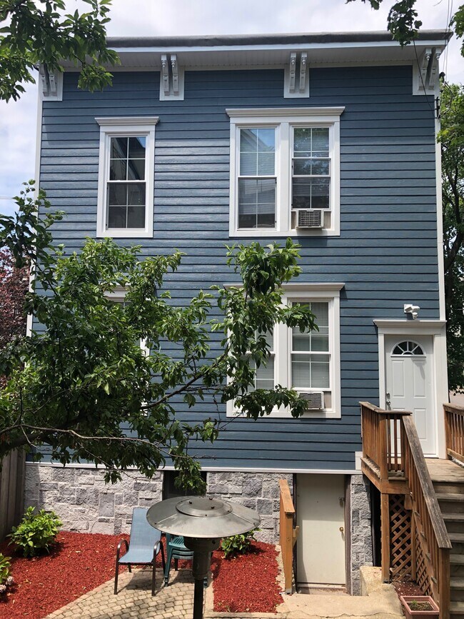 Building Photo - 702 W Schubert Ave