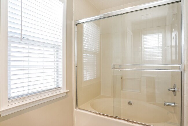 Building Photo - 1940 Shadow Glen Dr