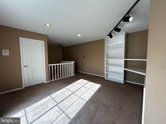 Building Photo - 1410 Stratford Ct