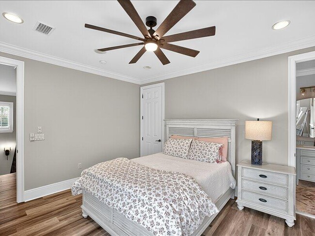 Building Photo - 3161 Club Dr