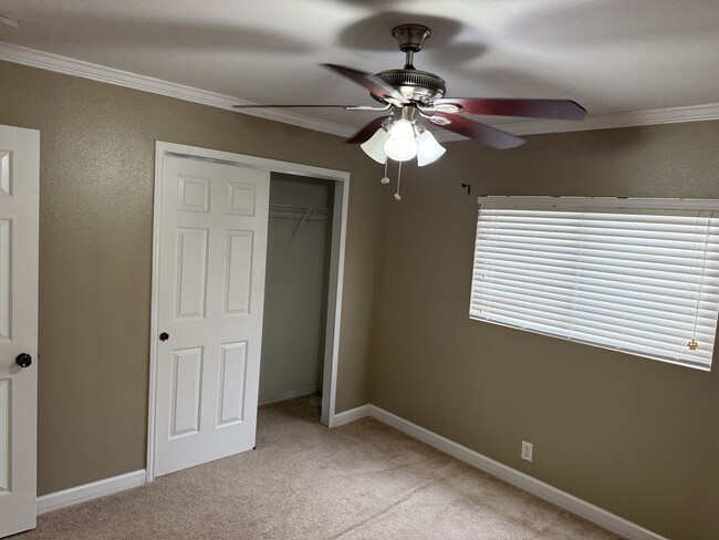 Building Photo - 215 Mallow Grove