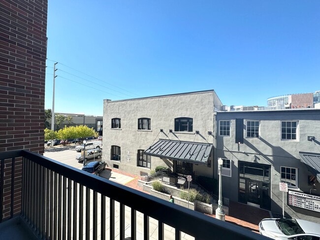 Building Photo - 1 Bedroom, 1 Bath Condo in the Heart of Do...