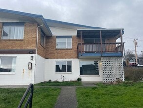 Building Photo - Moore (1321 SE 9th Ave &amp; 1320 SE 10th Ct.)