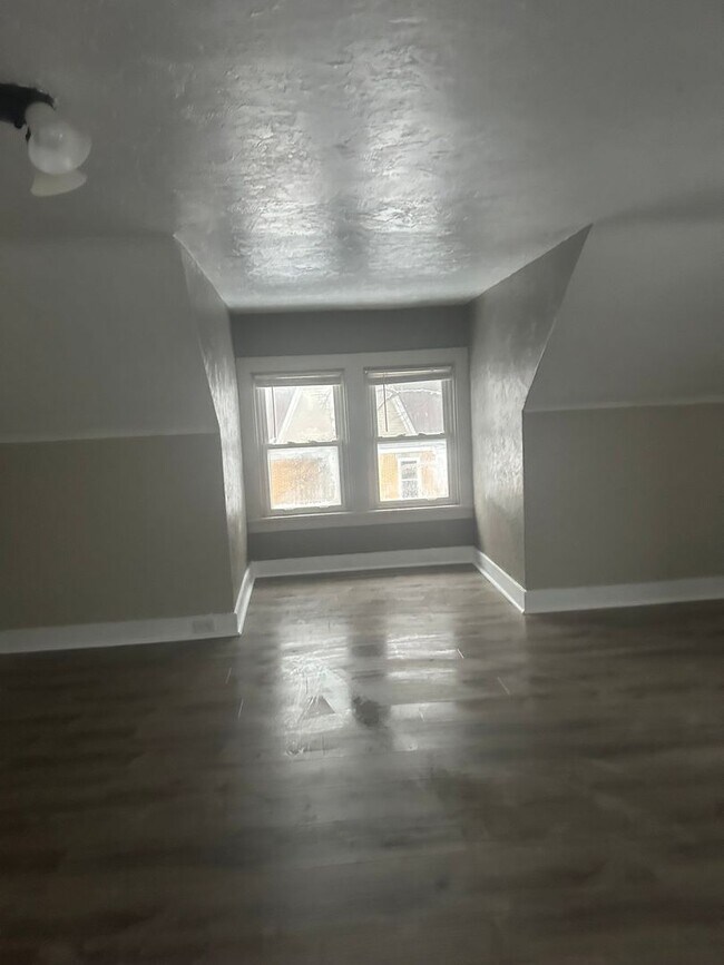 Building Photo - 1st month free w/ 2 or 3 year lease on lar...