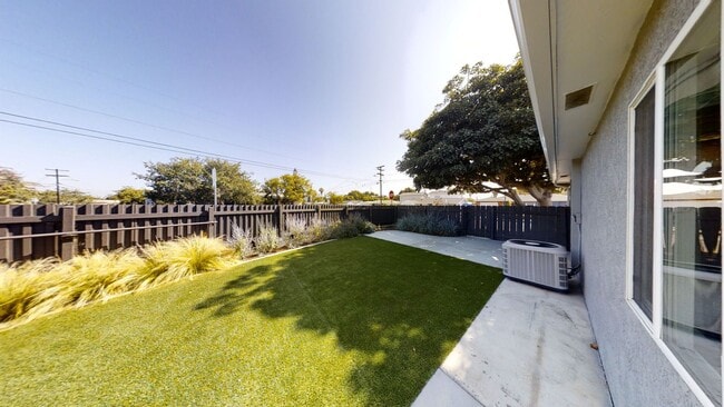 Building Photo - Renovated 3BD/1BA! Great Yard!