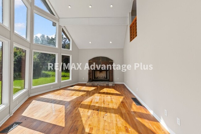 Building Photo - Picturesque 3-Bedroom Home with Cathedral ...