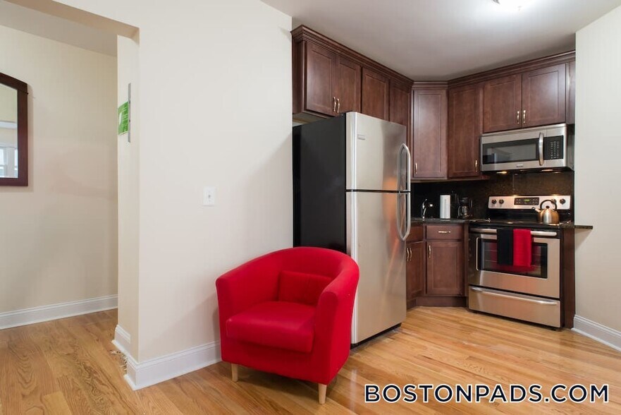 Building Photo - 244 Kelton St