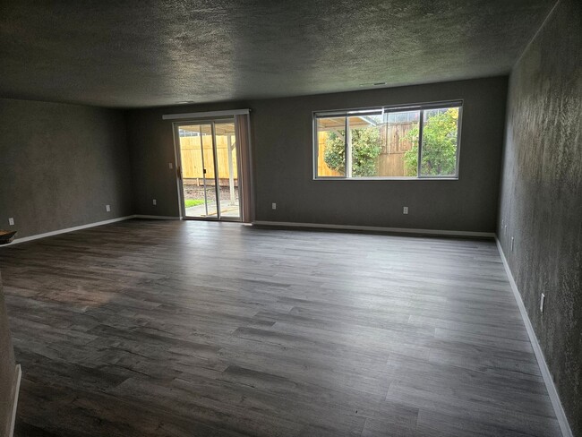 Building Photo - Spacious 3 Bedroom House in Central Point