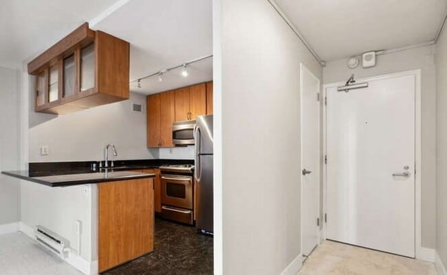 Building Photo - 1 Bed, 1 Bath Condo in First Hill, Steps to Virginia Mason & Swedish Hospital