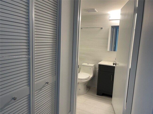Building Photo - 540 Brickell Key Dr