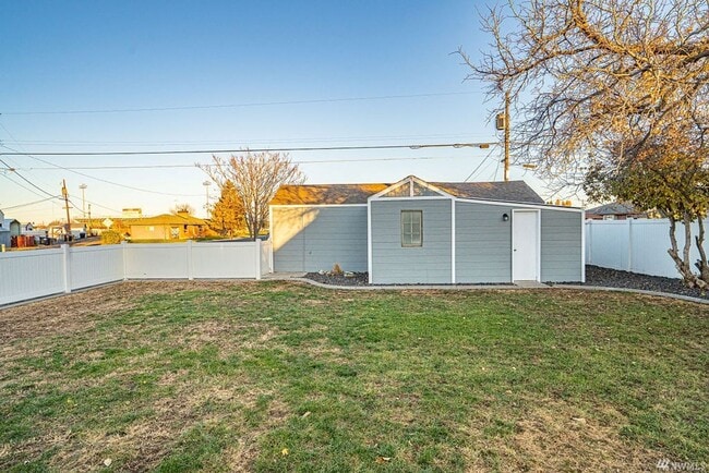 Building Photo - Updated Home W/ Detached Garage