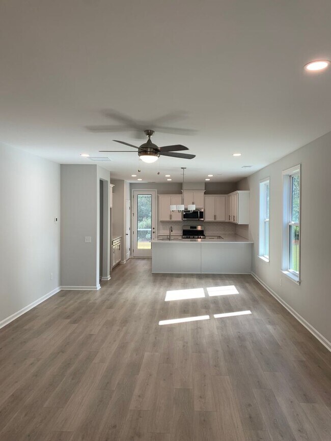 Building Photo - Modern Living in Windsor Hill