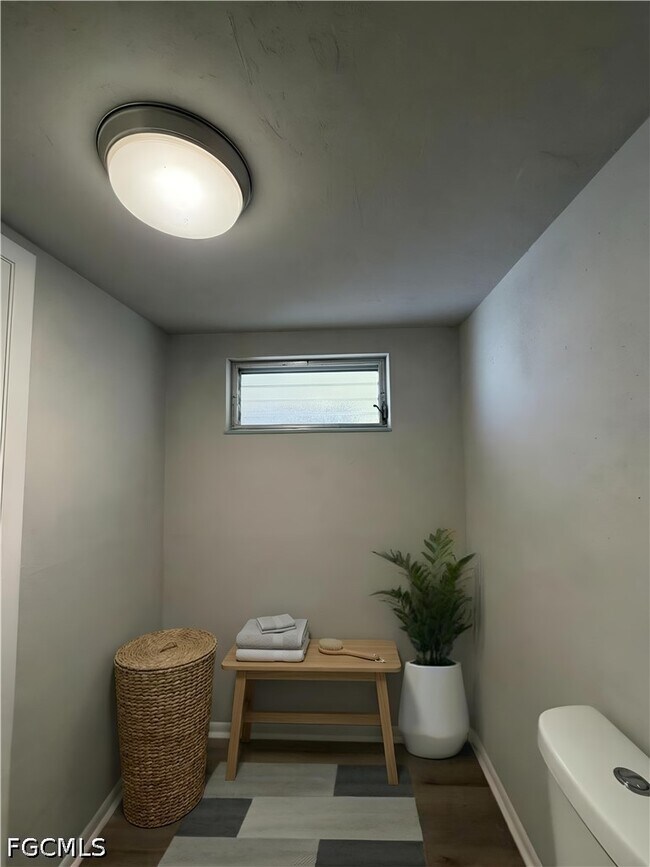 Building Photo - 1920 W Lakeview Blvd