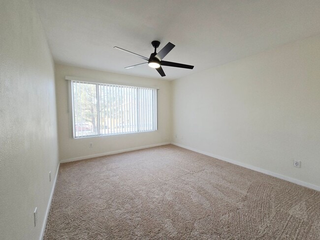 Building Photo - RENOVATED 2BD/2BA NEAR STRIP!