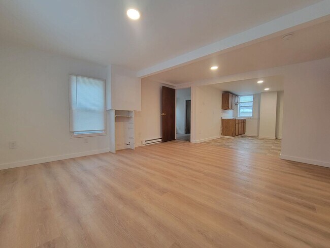 Building Photo - 510 N Albany St