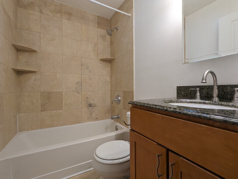 Building Photo - 618 W Wrightwood Ave