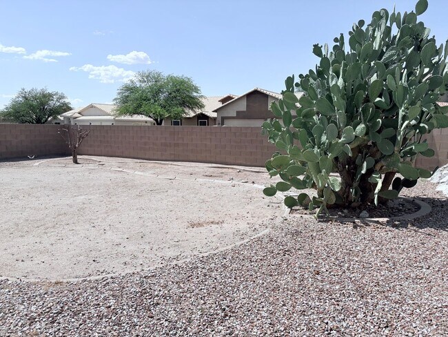 Building Photo - 3 bed/2 bath w/ large backyard in Rita Ran...