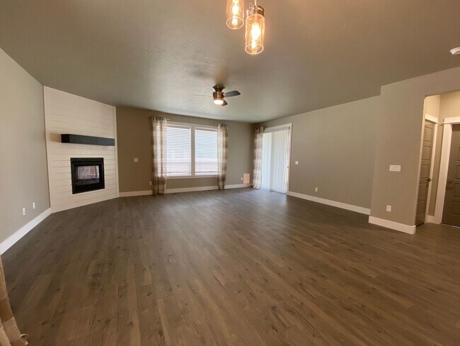 Building Photo - Lovely Single Level 3 Bed 2 Bath Home in M...