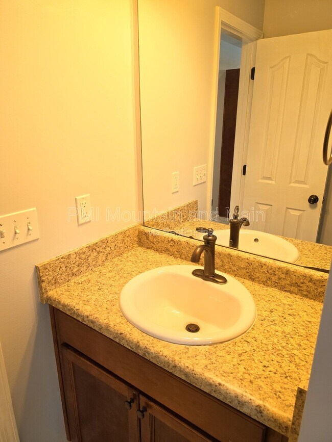 Building Photo - 25 Barnett Shoals Dr