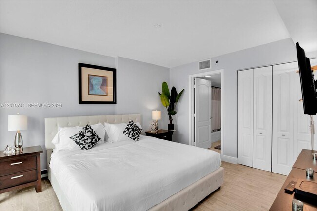 Building Photo - 1200 Brickell Bay Dr
