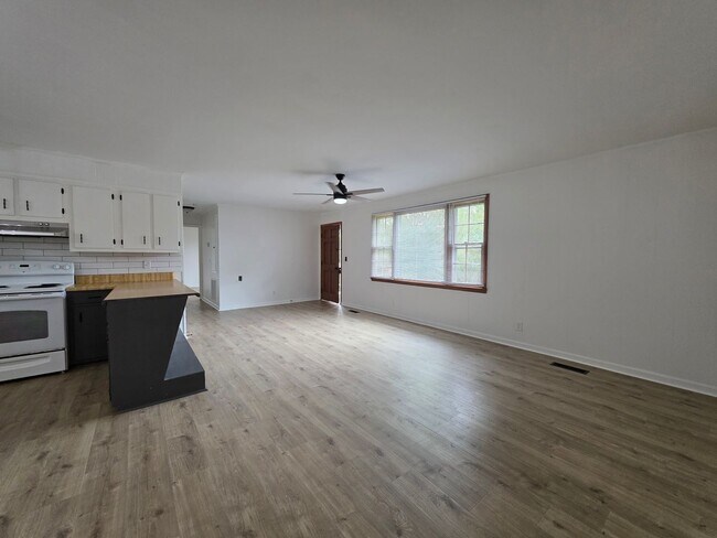 Building Photo - FOR LEASE Charming All-Brick Home on 1 Acr...