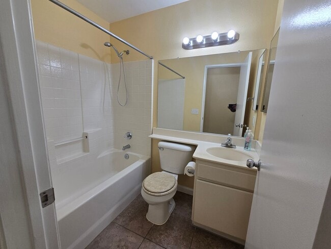 Building Photo - 1602 W Ave H4