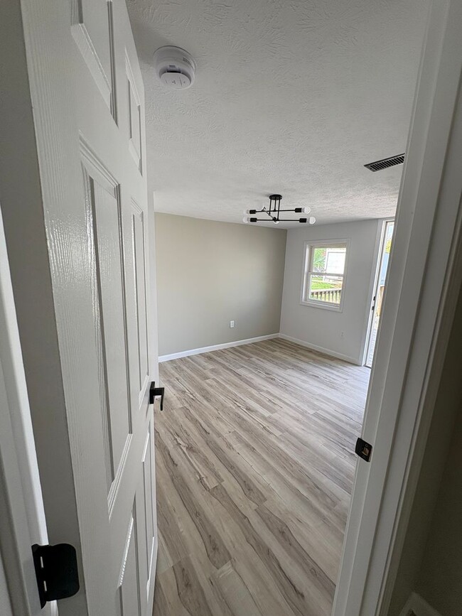 Building Photo - Newly Remodeled Charming 3bd2br Home!!