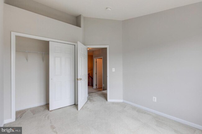 Building Photo - Spacious 3-level townhome with a 2-car garage in the desirable South Riding community.