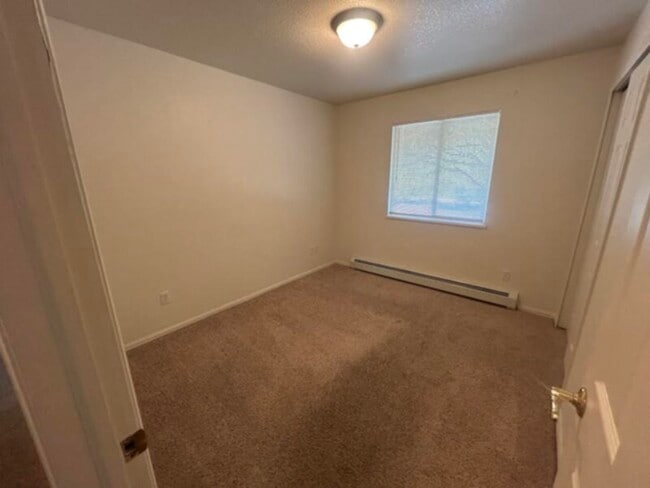 Building Photo - Duplex Near CMU with New carpet