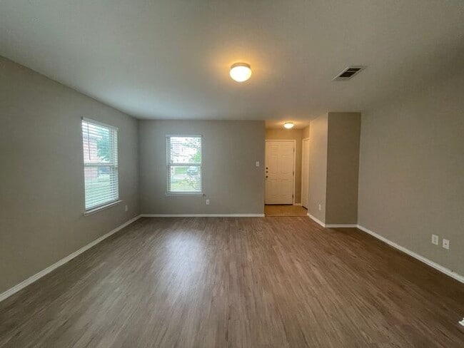 Building Photo - Perfect 3 Bedroom 2 Bath Home! GREAT Fort Worth Location -- Stainless Steel Kitchen Appliances In...