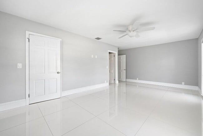 Building Photo - 417 N Country Club Dr