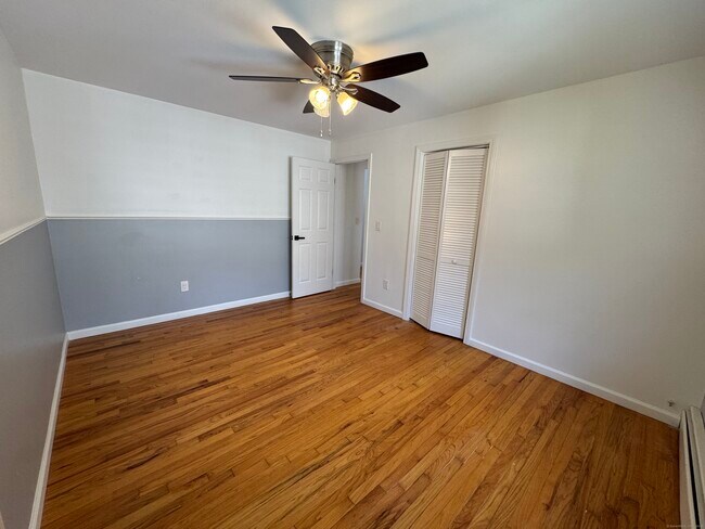 Building Photo - 294 Robin St