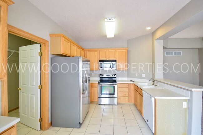 Building Photo - 2 Bedroom 2 bath Town Home in West Des Moines