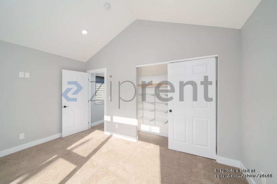 Building Photo - 6067 SE Nehalem St
