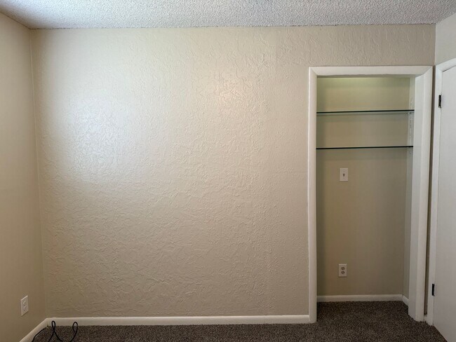 Building Photo - Welcome to this charming 3 bedroom, 2 bath...