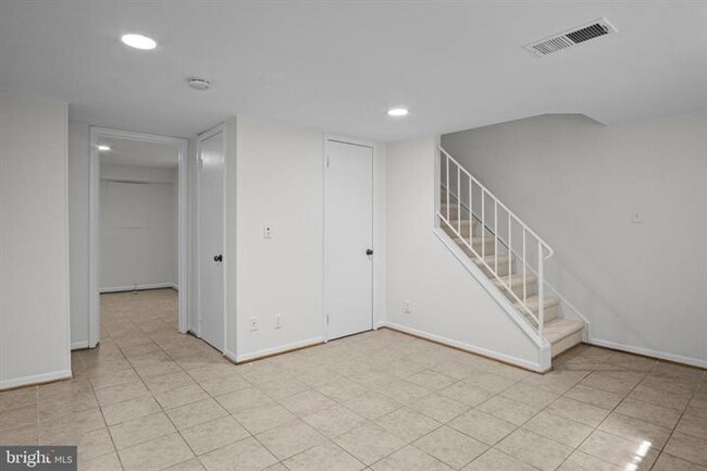 Building Photo - Charming 1-Bedroom Townhouse with 2 Full B...