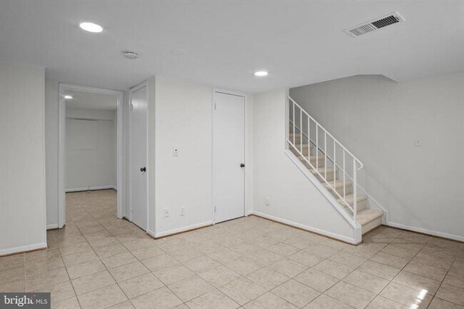 Building Photo - Charming 1-Bedroom Townhouse with 2 Full Baths in Arlington