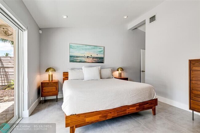 Building Photo - 1704 SW 4th Ct