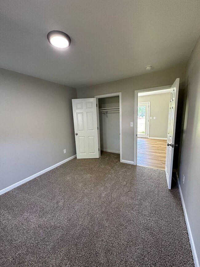 Building Photo - 314-316 Marshall Dr