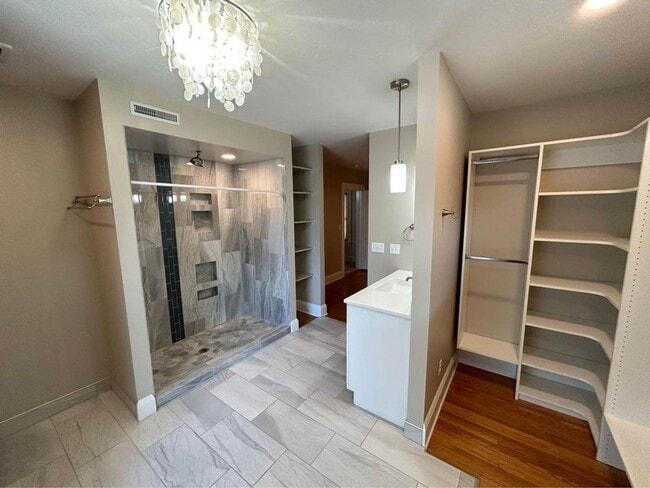 Building Photo - 600 W 26th St