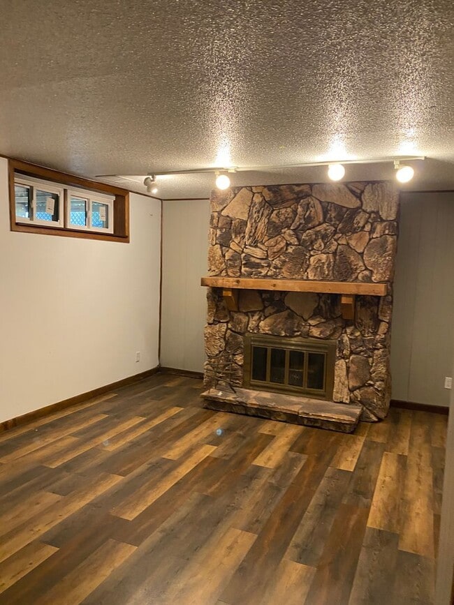 Building Photo - West side location 4br 2.5bth Finished Basement 2crg