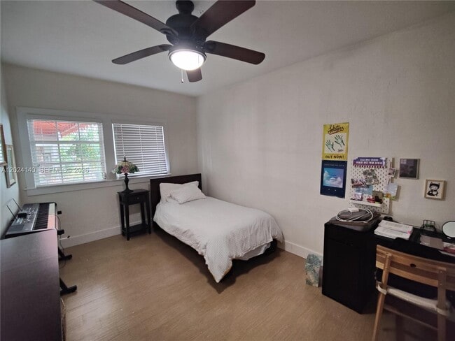 Building Photo - 1823 S Bayshore Ln