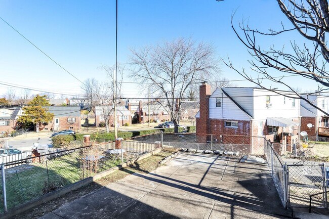 Building Photo - Bright and Beautiful Benning Ridge Abode