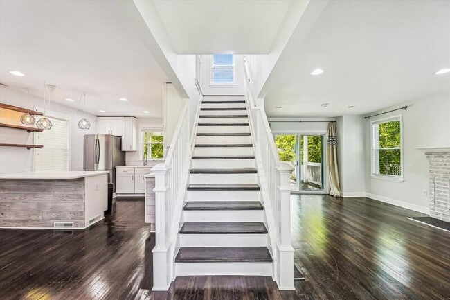 Building Photo - 2612 33rd St SE