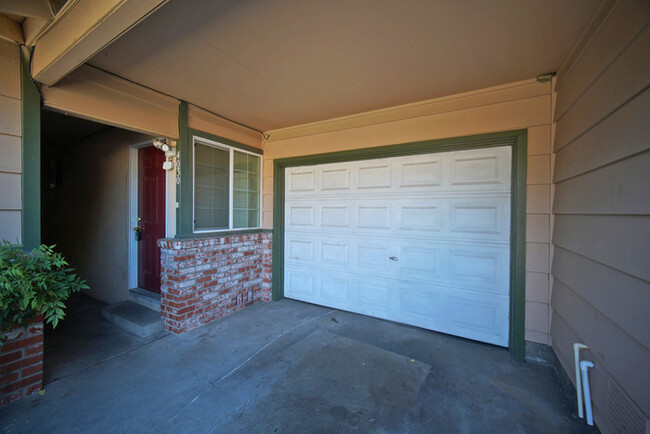 Building Photo - Charming 2-bedroom 1-bathroom in Carmichael!