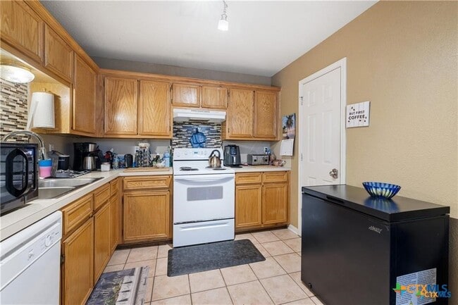 Building Photo - 3210 Raven Dr