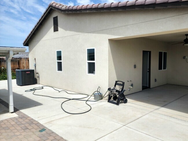 Building Photo - NE Bakersfield 4 bed 2 bath home with sola...